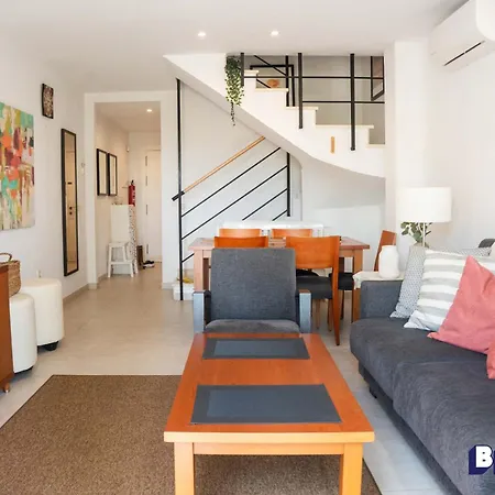 Cozy 2-story Townhouse Family-friendly Semesterbostad