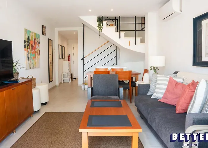 Cozy 2-story Townhouse Family-friendly 別荘